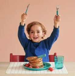 Mepal Mio – Kinderbord – Mag In De Magnetron – Deep Turquoise – Licht In Gewicht – Handige Inkeping - Kan Tegen Een Stootje 14 Mepal Mio – Kinderbord – Mag In De Magnetron – Deep Turquoise – Licht In Gewicht – Handige Inkeping - Kan Tegen Een Stootje -Gezinswaren Verkoop 1179x1200 4