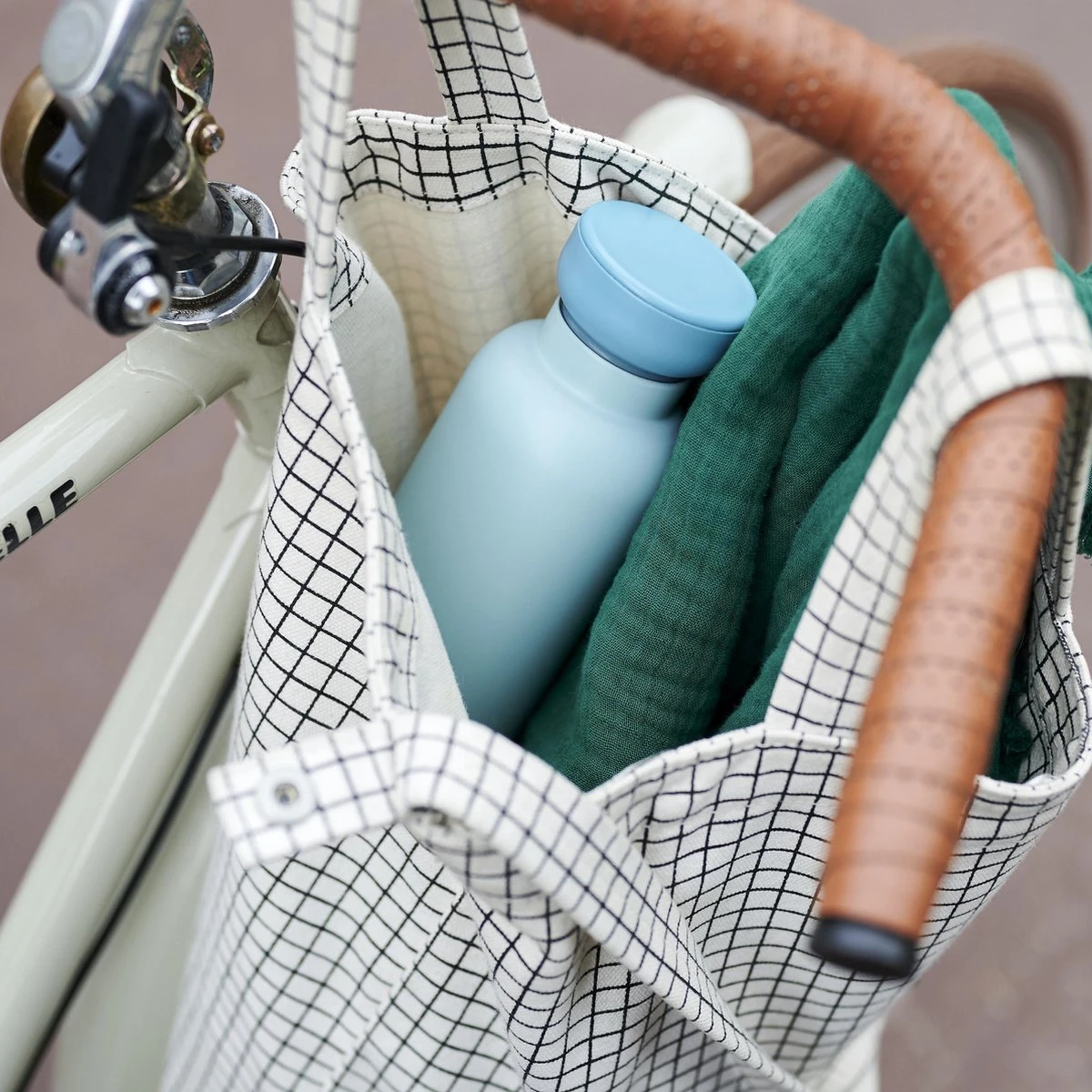 Mepal – Isoleerfles Ellipse 350 Ml – Houdt Je Drankje 9 Uur Warm En 12 Uur Koud – Nordic Green – Geschikt Voor Bruiswater – Thermosfles – Lekdicht 7 Mepal – Isoleerfles Ellipse 350 Ml – Houdt Je Drankje 9 Uur Warm En 12 Uur Koud – Nordic Green – Geschikt Voor Bruiswater – Thermosfles – Lekdicht - Afbeelding 5