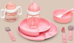 Mepal Mio – Kinderbord – Mag In De Magnetron – Deep Pink - Licht In Gewicht- Handige Inkeping - Kan Tegen Een Stootje -Gezinswaren Verkoop 1200x699