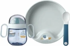Mepal Mio – Babyservies 3-delig – Bestaat Uit Een Oefenbord, Antilekbeker En Oefenlepel – Sailors Bay – Licht In Gewicht – Kan Tegen Een Stootje -Gezinswaren Verkoop 1200x797
