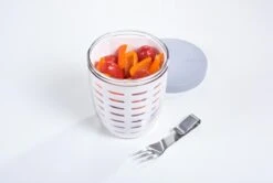 Mepal – Fruit-& Veggie Pot Ellipse – Fruitbox Voor Onderweg - Wit – Voorzien Van Vergietje En RVS Vorkje -Gezinswaren Verkoop 1200x807 5