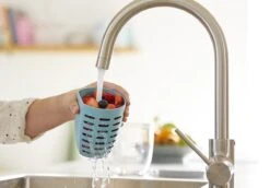 Mepal – Fruit-& Veggie Pot Ellipse – Fruitbox Voor Onderweg - Wit – Voorzien Van Vergietje En RVS Vorkje -Gezinswaren Verkoop 1200x837 1