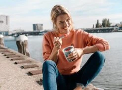 Mepal – Fruit-& Veggie Pot Ellipse – Fruitbox Voor Onderweg - Nordic Denim – Voorzien Van Vergietje En RVS Vorkje -Gezinswaren Verkoop 1200x884 1