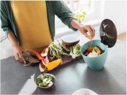 Mepal – Afvalbakje Calypso – Afvalbakje Voor Op Het Aanrecht – 2.2 Liter - Nordic Blue – Grote Vulopening – Gemakkelijk Te Reinigen 11 Mepal – Afvalbakje Calypso – Afvalbakje Voor Op Het Aanrecht – 2.2 Liter - Nordic Blue – Grote Vulopening – Gemakkelijk Te Reinigen -Gezinswaren Verkoop 1200x901 4